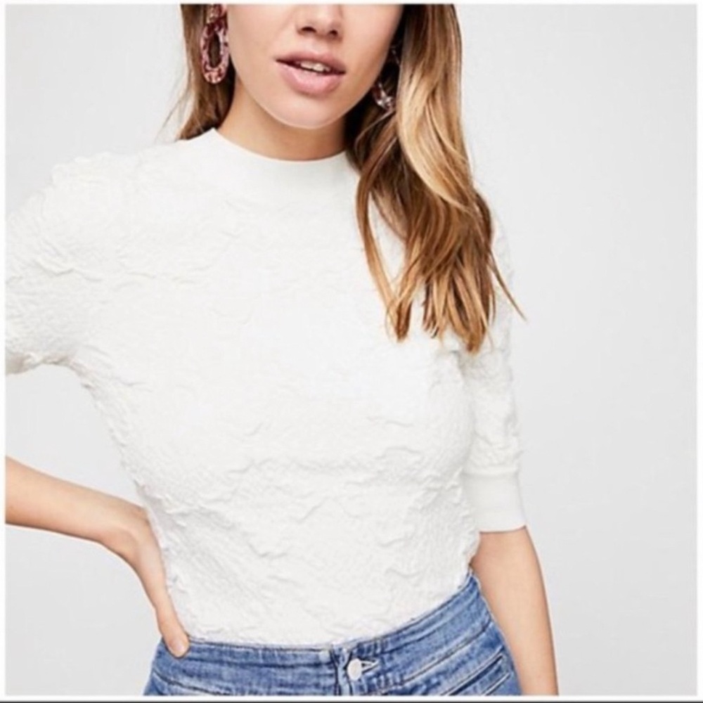 Free People short sleeve top knit, excellent condition.